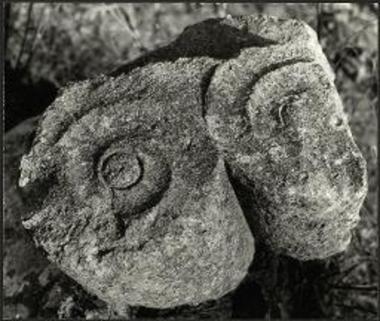 Αρχιτεκτονικό μέλος με σπείρες.