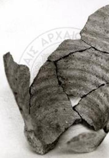 Ρούτση. Αμφορεύς (υπ΄ αριθ. 1) εκ του θολωτού τάφου 2 προ της συγκολλήσεώς.