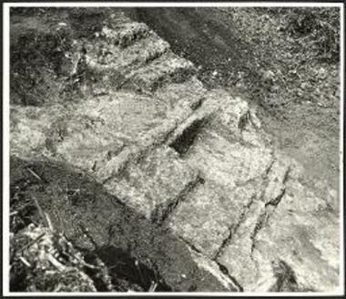 Βαθμιδωτά λαξεύματα του βράχου εκ λατομίας από Νότου.