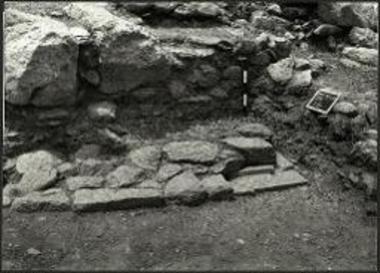 Κατώφλι στον προχειροκτισμένο τοίχο Α του Α τοίχου του Γυμνασίου.