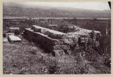 Αμύκλες. Στερεοβάτου λείψανα.