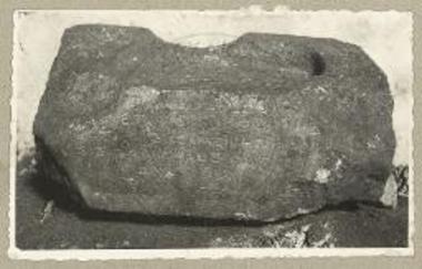 Το ενεπίγραφον βάθρον του άντρου των Νυμφών της Ηρακλείτσας.