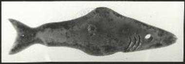 Ελεφάντινο ολόγλυφο ψάρι από τον Χώρο 17 του ανακτορικού κτιρίου.