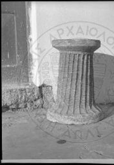 Βάσις αρχαίου περιρραντηρίου χρησιμοποιηθείσα προς στήριξιν λεκάνης αγιασμού.
