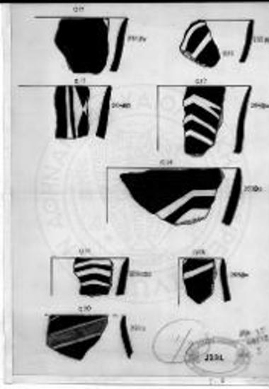 Ύστερα νεολιθικά όστρακα με λευκή διακόσμηση πάνω σε σκούρα στιλβωμένη επιφάνεια.