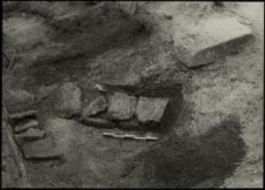 Αγ. Χαράλαμπος Μαρωνείας. Παιδικός τάφος.