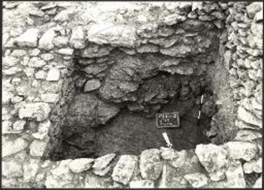 Τομή Κ3/ α: διακρίνεται η φυσική κοιλότητα του βράχου.