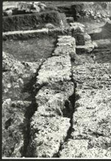 Η κρηπίς της στοάς από Ν.