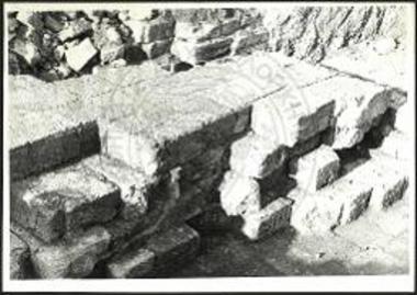 Χαλκιδική, Καλλιθέα. Ναός του Άμμωνος Διός. Από ΝΔ άποψη δόμων των θεμελίων και της ευθυντηρίας του τοίχου του σηκού.