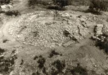 Ο τύμβος Παπουλίων από ΒΔ.