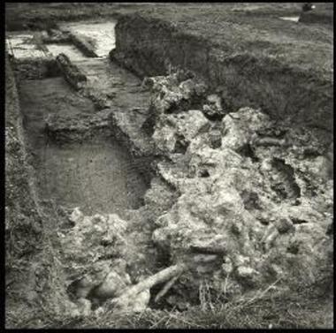 Άλατα εξ΄ιζημάτων ενσωματωμένα μετά λίθων καλύπτουν την τεχνητήν αύλακα της δεξαμενής.