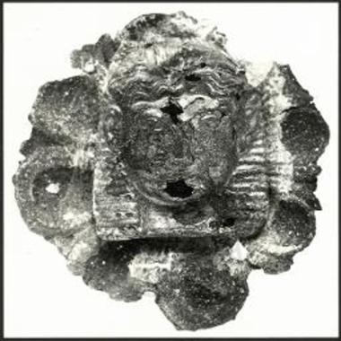 Πυρά Β. Αργυρό επίχρυσο έλασμα με πολύφυλλο ρόδακα και γυναικεία κεφαλή (από πόρπη )(Β251, ΕΜ 3722).