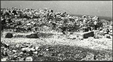 Τηγάνι. Αι αψίδες του ναού μετά την ανασκαφήν.