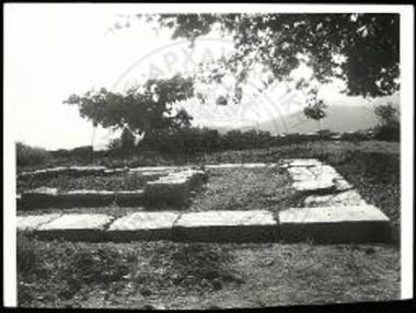 Το νότιον τέρμα των εδαφών κατασκευής του ναού της Αθηνάς από Δυσμών.