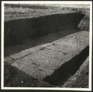 Σικυώνα. Το αποκαλυφθέν θεμέλιον της προ του Βοuλευτηρίοu στοάς.