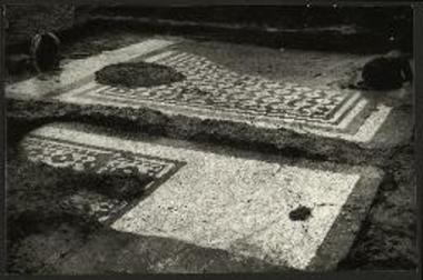 Μπαλτανέτο Ναούσης. Τα ψηφιδωτά δάπεδα Β (εμπρός) και Γ (οπίσω) κατά τον καθαρισμόν από Βορειοδυσμών.