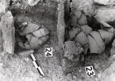 Ταφ. πίθοι 23 και 24.