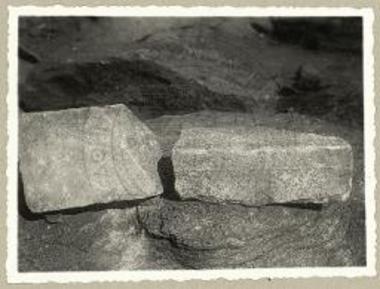 Μαρμάρινον θραύσμα στήλης όρου ( ) και αρχιτεκτονικόν μέλος φέρον αναθύρωσιν.