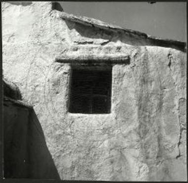 Το προς Β. της αψίδος του ιερού του Αγ. Νικολάου άνοιγμα παραθύρου προ των εργασιών αποκαταστάσεως αυτού.