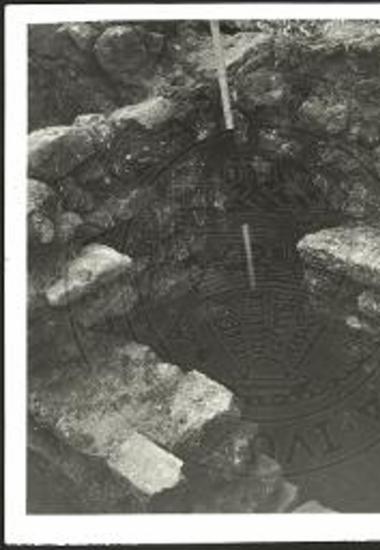 Ο ΜΜ ΙΙΙΒ - ΥΜ ΙΑ τοίχος, ο οποίος στηρίζεται επί της παραστάδας και επί τοίχου της ΜΜ ΙΙΙΑ εποχής (Φωτ. από ΝΑ).