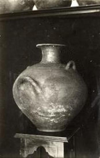 Μέγας αμφορεύς τετράωτος αγίου Βασιλείου Χαλανδρίτσης μετά γραμμικών κοσμημάτων επί των ώμων.