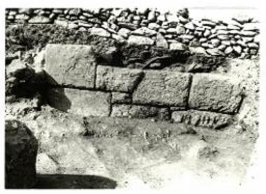 Ταφικό ανάλημμα βορείας οδού, ΠΑΕ 1988, πίν. 1β.