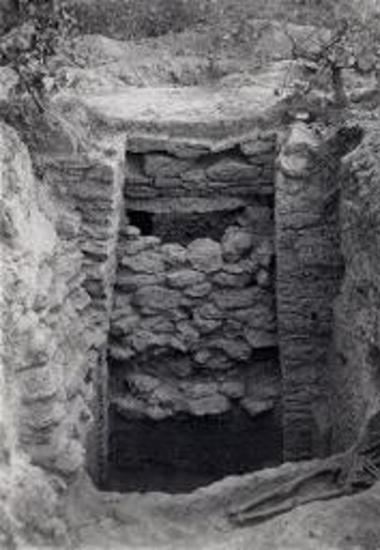 Μυρσινοχώριον. Θολωτός τάφος 1. Χριστιανικός νεκρός εις τον δρόμον. Θύρα τετειχισμένη. Υποτυπώδες κουφιστικόν τρίγωνον υπέρ το ανώφλιον.