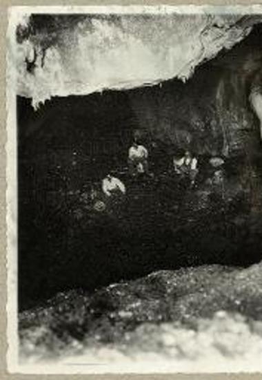 Ο φωταγωγός του θαλάμου Β του άντρου της Ηρακλείτσας.