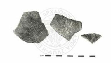 Νεολιθικά όστρακα με γραπτή λευκή διακόσμηση: Ξ 341, Ξ 383, Ξ 215.
