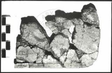 Η πήλινη πινακίδα  3 (όψη b) με γραφή του συστήματος με γραφή του συστήματος Γραμμικής Α (φωτογραφία).