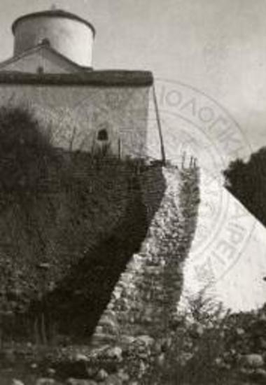 Άποψη του Ιερού ναού και του αναλημματικού τοίχου.