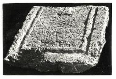 Πώρινον θωράκιον μετ' αναγλύπτου σταυρού.