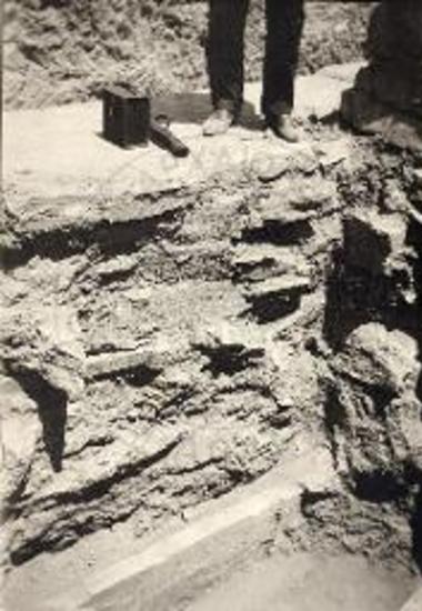 Inner view of the wall at the grave clusters of the big tumulus.