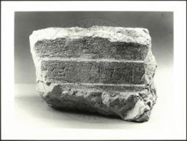 Θραύσμα ιωνικού γείσου με ονόματα νεκρών.