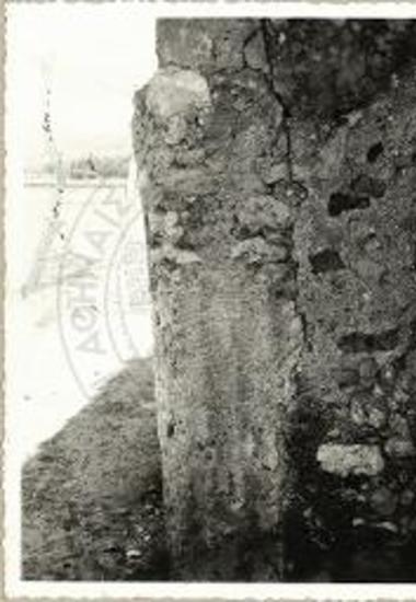 ΚΕΡΚΥΡΑ. Πώρινος κίων εκ του ναού εντοιχισμένος εις καλύβην.