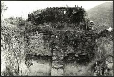 Άποψη της κινστέρνας και της αψίδας της βασιλικής.