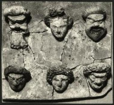 Πήλινα προσωπεία ανδρών και γυναικών, επικολληθέντα επί πηλίνου πλακιδίου, εκ τάφου της Αμφιπόλεως.