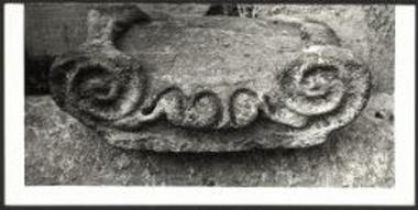 Ιωνικά κιονόκρανα εκ του ναι?σκου της Κοιμήσεως εις Μοναστήρι Κυπαρίσσου.