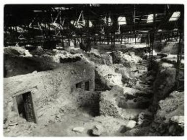 Πρόσοψις του Δ9,1 - Δ9 προς Ανατολάς. Πέραν τούτου Δωμάτιον των Κρίνων (φαίνεται το ξύλινον ικρίωμα) και ο τομεύς Δ.