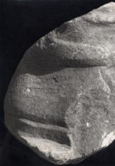 Άκρος πους μετά κρηπίδος μαρμαρίνου αγάλματος.