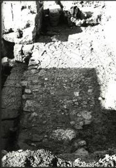 Πλακόστρωτο εσωτερικά από τους αγωγούς αποχέτευσης.