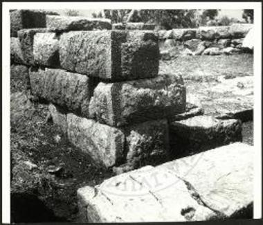 Η νοτιοανατολική παραστάς του ναού και το προ αυτής βάθρον.