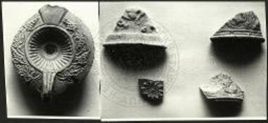 Όστρακα αγγείων με ανάγλυφον κόσμησιν εκ του ρωμαϊκού βαλανείου της Σάμης και λύχνος εκ της επιχώσεως του βαλανείου.