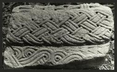 Ανασκαφή εις το Τηγάνι. Απότμημα γλυπτού.