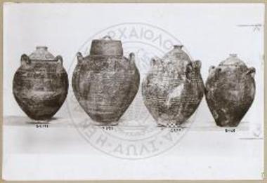 Κάλπαι τεφροδόχοι του τάφου Αγ. Παρασκιών Ηρακλείου.