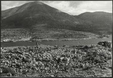 Τηγάνι. Ο χώρος του ναού προ της ανασκαφής. Ο εργάτης ίσταται επί του τοίχου της αψίδος.