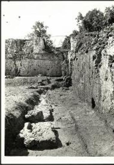 Άποψη της δυτικής ζώνης του ανασκαφέντος χώρου, από Β.