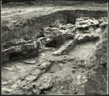 Άποψη από Βορειοδυσμών των απολιθωμάτων (ιζήματα άλατος στην αύλακα της δεξαμενής) μετά την κατάρρευσιν του αρχαίου κτηρίου.