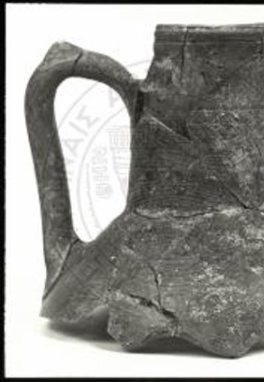 Άνω τμήμα μονόχρωμης οπισθότμητης οινοχόης.