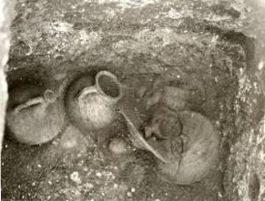 Ο ορθογώνιος λακκοειδής τάφος Β/70 με τα ελληνιστικά αγγεία κατά χώραν.